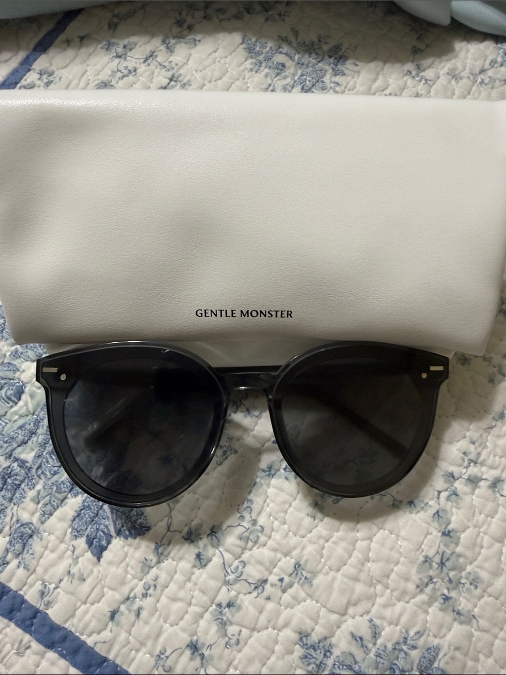 GENTLE MONSTER Black Round Sunglasses with White Pouch